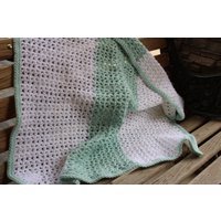 Handgemachte Gehäkelte Baby Decke Weiss Und Meergrün Afghan von StitchesbyRuthie