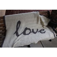 Handgemachte Gehäkelte Babydecke "Love' Design, Naturweiss & Grau von StitchesbyRuthie