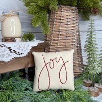 Abgestuftes Tablett Hand Besticktes Joy Mini-Kissen, Rustikales Bauernhaus-Weihnachtsdekor Abgestuftes Tablett Hand Besticktes Joy Mini-Kissen, Rustikales Bauernhaus-Weihnachtsdekor von StitchezFromTheHeart