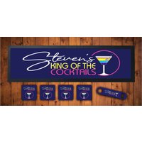 König/Königin Der Cocktails Bar Läufer Matte, Passende Untersetzer Und Flaschenöffner. Geschenk Für Männerhöhle Oder She Shed König/Königin Der Cocktails Bar Läufer Matte, Passende Untersetzer Und Flaschenöffner. Geschenk Für Männerhöhle Oder She Shed von StitchnCreate