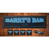 Personalisierte Bar Läufer Matte, Passende Untersetzer Und Flaschenöffner. Geschenk Für Männerhöhle Oder She Shed von StitchnCreate