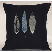 Tri-Feather, Bestickt, Kissenbezug, Schwarz, 12", 14", 16", 18" von StitchnInk