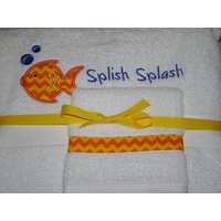 Benutzerdefinierte Gestickt, Personalisierte Handtuch Set Mit Chevron Fisch von StitchtoRemember