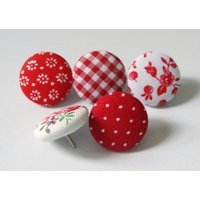 5 Reißzwecken Pins Mit Stoffknöpfe Roter Mix 5 Reißzwecken Pins Mit Stoffknöpfe Roter Mix von StoffAtelierDesign