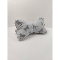 Lesekissen Leseknochen Nackenkissen Muttertag Geschenk Dekoidee - Motiv Mit Pferden/Grau Ostern Weihnachten Lesekissen Leseknochen Nackenkissen Muttertag Geschenk Dekoidee - Motiv Mit Pferden/Grau Ostern Weihnachten von StoffeAktuell