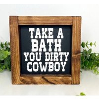 Bade Dir Schmutzigen Cowboy| Badezimmer Dekor Cowboy | Humor Schild| Deko Bad Wohndeko Badeschild| Töpfchenschild von StokesDesignShop