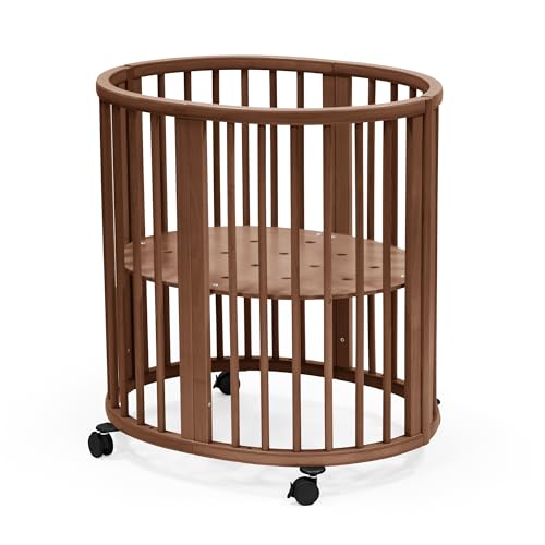 Stokke Sleepi Mini, Warm Brown - Ovales Kinderbett für 0-6 Monate - Höhenverstellbares Gestell, feststellbare Schwenkräder, perforierte Matratzenauflage für Luftzirkulation von Stokke