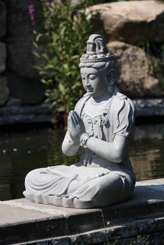 Stone-Lite Figur Guanyin Buddha im Lotossitz betend - für Haus und Garten - Höhe 66 cm - grau von Stone-Lite