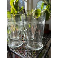 4 Vintage Gläser | Gravierte Wassergläser Handgestaltete Florale Akzente Art Deco Design Glas Drink Bar Accessoire Unikat Hochzeitstisch von StoneButtonStudio