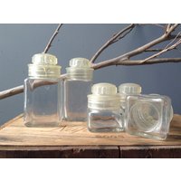 Glas-Gläser 5 Kleine Vintage Klare Behälter Mit Deckel Handwerk Lieferungen Display Küche Gewürze Organisation Regal Büro Kräuter Aufbewahrung von StoneButtonStudio
