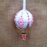 Heißluftballon Ornament Handgemachte Weiß & Pfirsich Pailletten Gold Takelage Fenster Aufhänger Kunst Rückspiegel Hochzeit Verlobungsfoto von StoneFoxArts