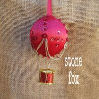 Rote Heißluftballon-Verzierung Handgefertigter Kirschroter Satin & Goldtakelung Rote Heißluftballon-Verzierung Handgefertigter Kirschroter Satin & Goldtakelung von StoneFoxArts