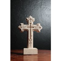 Kleiner Tisch Stehend Kalkstein Kreuz Florales Christliches Dekor von StoneFullOFStories