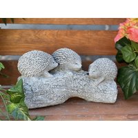 Stone & Style Steinfigur 3 Igel Auf Baustamm Frostfest Steinguss Massiv von StoneandstyleDE
