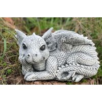 Stone & Style Steinfigur Drache Rudolfo Frostfest Wetterfest Gartenfigur von StoneandstyleDE
