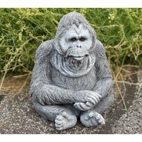 Stone & Style Steinfigur Orang-Utan Otto Affe Frostfest Steinguss Gartenfigur von StoneandstyleDE