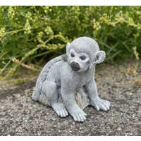 Stone & Style Steinfigur Totenkopfäffchen Affe Äffchen Frostfest Steinguss Gartenfigur von StoneandstyleDE