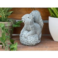 steinfigur Eichhörnchen Mit Tannenzapfen von StoneandstyleDE