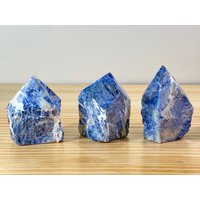 Echte Blaue Sodalith-Kristalltürme Großen Rohen Kristallpunkten von StonedInSedona
