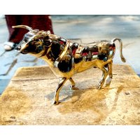 Kupfer Bull Statue, Handgefertigte Messing Erkennungs Schmuckstück, Gold Kreis, Geschenk Lächerlich Dekor, Bullterrier Dekor Vintage Stier Statue Kupfer Bull Statue, Handgefertigte Messing Erkennungs Schmuckstück, Gold Kreis, Geschenk Lächerlich Dekor, Bullterrier Dekor Vintage Stier Statue von StoreCraftTR