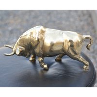 Kupfer Bull Statue, Handgefertigte Messing Erkennungs Schmuckstück, Gold Kreis, Geschenk Lächerlich Dekor, Bullterrier Dekor Vintage Stier Statue Kupfer Bull Statue, Handgefertigte Messing Erkennungs Schmuckstück, Gold Kreis, Geschenk Lächerlich Dekor, Bullterrier Dekor Vintage Stier Statue von StoreCraftTR