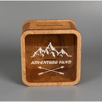 Adventure Fund Holz Spardose, Spardose Aus Holz, Spardose Geschenk, Spardose Personalisiert Für Männer, Spardose Individuell, Spardose von StoreWoodUA