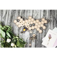 Wabenschlüsselhalter, Wandschlüsselhalter, Wandschlüsselhalter Mit Regal, Wabenschlüsselanhänger, Einzigartiger Schlüsselhalter Für Die Wand Wabenschlüsselhalter, Wandschlüsselhalter, Wandschlüsselhalter Mit Regal, Wabenschlüsselanhänger, Einzigartiger Schlüsselhalter Für Die Wand von StoreWoodUA