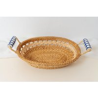Vintage Rattan Korb Mit Blauen Keramikgriffen - Handgewebtes Mediterranes Brot Oder Obst Tablett, Boho Rustikales Wohndekor Vintage Rattan Korb Mit Blauen Keramikgriffen - Handgewebtes Mediterranes Brot Oder Obst Tablett, Boho Rustikales Wohndekor von StoriesInVintage