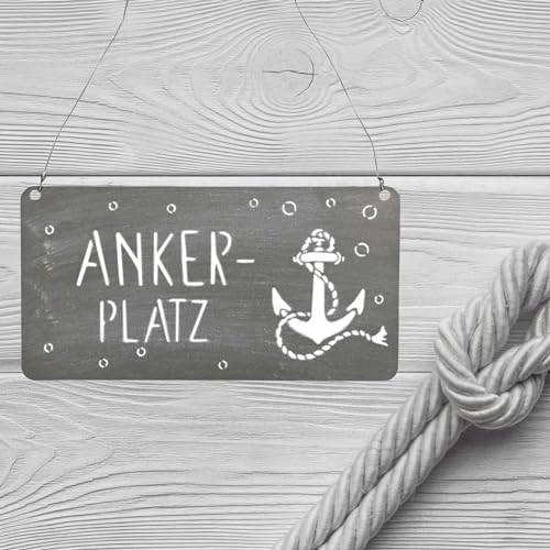 Maritime Deko Schild Ankerplatz- Robustes Metall, Grau - Vielseitig für Innen und Außen - Ankerplatz Schriftzug Spruchschild von Storm's Gartenzaubereien
