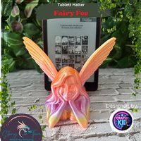 Ebookreader Elfe Ständer Fairy Fee Tablethalter Deko Booktok Ebookstand Kindleaufbewahrung 3D Druck Zubehör Kindle Tolino Märchenhaft Ebookreader Elfe Ständer Fairy Fee Tablethalter Deko Booktok Ebookstand Kindleaufbewahrung 3D Druck Zubehör Kindle Tolino Märchenhaft von StormyCreaTeam
