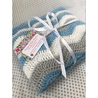 Häkeldecke - Zig Zag in Soft Blues & Greys von StoryBlankets