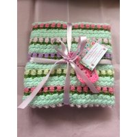 Kleine Blumen in Einer Reihe Gehäkelte Krippe/Moses Korb Decke von StoryBlankets