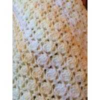 Wunderschöne Häkeln Baby Pram Decke in Schattierungen Von Zitronen Und Cremes von StoryBlankets