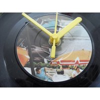 Vinyl-Uhr Zeigt Einen Oldtimer Und Urlauber von Straitwurly