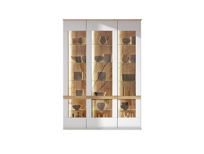 Stralsunder Binz Vitrinenkombination Ausführung Korpus und Fronten in Tonweiß matt mit Absetzungen in Alteiche und Massivholzgriffleisten von Stralsunder-Möbelwerke