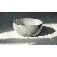 Große Handgemachte Keramikschale - Geometrisch Hellgrau von StrangeJoyStudio