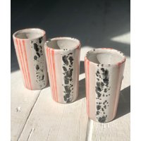 Hohe Keramiktasse - Hard Candy - Pink von StrangeJoyStudio