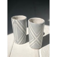 Hohe Keramiktasse - Geometrisch Hellgrau von StrangeJoyStudio