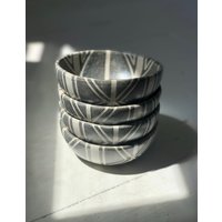 Handgemachte Kurze Keramikschale in Anthrazitgrau von StrangeJoyStudio