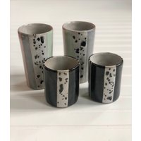 Handgemachte - Kurze Keramik Tasse Schwarz Und Weiss von StrangeJoyStudio