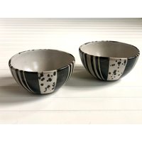 Handarbeit - Schräge Schale Aus Keramik Retro Schwarz Weiss von StrangeJoyStudio