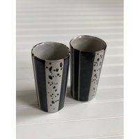 Handgemacht - Hohe Keramiktasse Schwarz & Weiß von StrangeJoyStudio