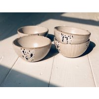Handgemachte Keramik-Schrägschale - Retro - Schwarz Und Weiß von StrangeJoyStudio