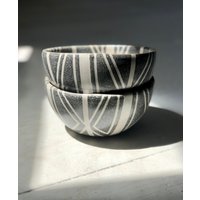 Handgefertigte - Schräge Schale Aus Keramik Geometrisch Anthrazit von StrangeJoyStudio