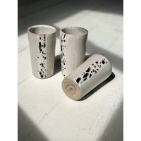 Handgemachte Keramik Hohe Tasse - Retro Schwarz Und Weiß von StrangeJoyStudio