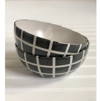 Handgefertigt- Mittelgroße Keramikschale - Schwarz Auf Weiß Graph von StrangeJoyStudio