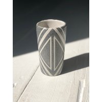 Hohe Keramiktasse - Geometrisch Anthrazit von StrangeJoyStudio