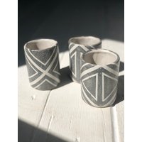 Kurze Keramik-Tasse - Geometrisch Anthrazit von StrangeJoyStudio