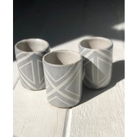 Kurze Keramik - Tasse - Geometrisch - Hell Gey von StrangeJoyStudio