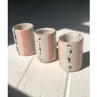 Kurze Keramik-Tasse - Hard Candy - Pink von StrangeJoyStudio